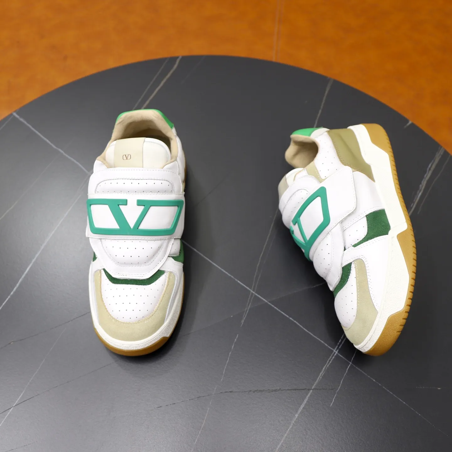 Ex-factory price: 520💰VALENTINO/Valentino Men's latest low-top thick-soled sports shoes are shipped. Made with heavy industry, men's fine casual sports shoes, versatile style. Original leather, rubber lines embellished with geometric segmented uppers, hand-stitched, novel and fashionable, rubber soles with details on the front and back, and the tongue is decorated with the Valentino Garavani Logo, which is comfortable, breathable and durable! Comes with full original packaging! Code number: 38-39-40-41-42-43-44 (45, 46 can be customized)